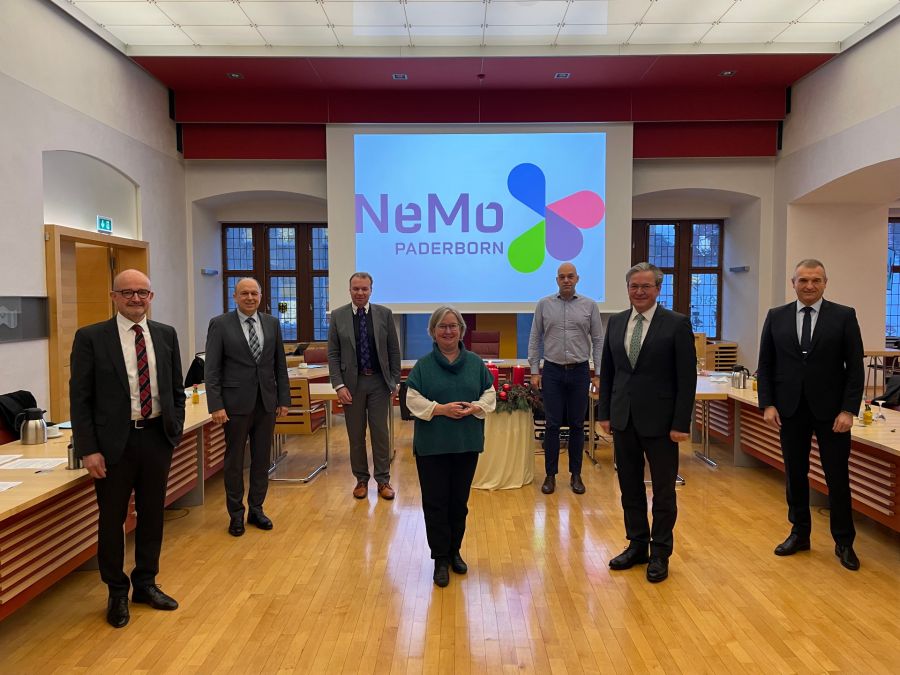 Die Gründungsmitglieder des Neue Mobilität Paderborn e.V. (von links): Andreas Speith (Westfalen Weser Netz GmbH), Christoph Rüther (Kreis Paderborn), Ulrich Lange (Stadt Bad Lippspringe), Simone Probst (Universität Paderborn), Michael Heinemann (Phoenix Contact E-Mobility GmbH), Michael Dreier (Stadt Paderborn) und Burkhard Deppe (Stadt Bad Driburg).